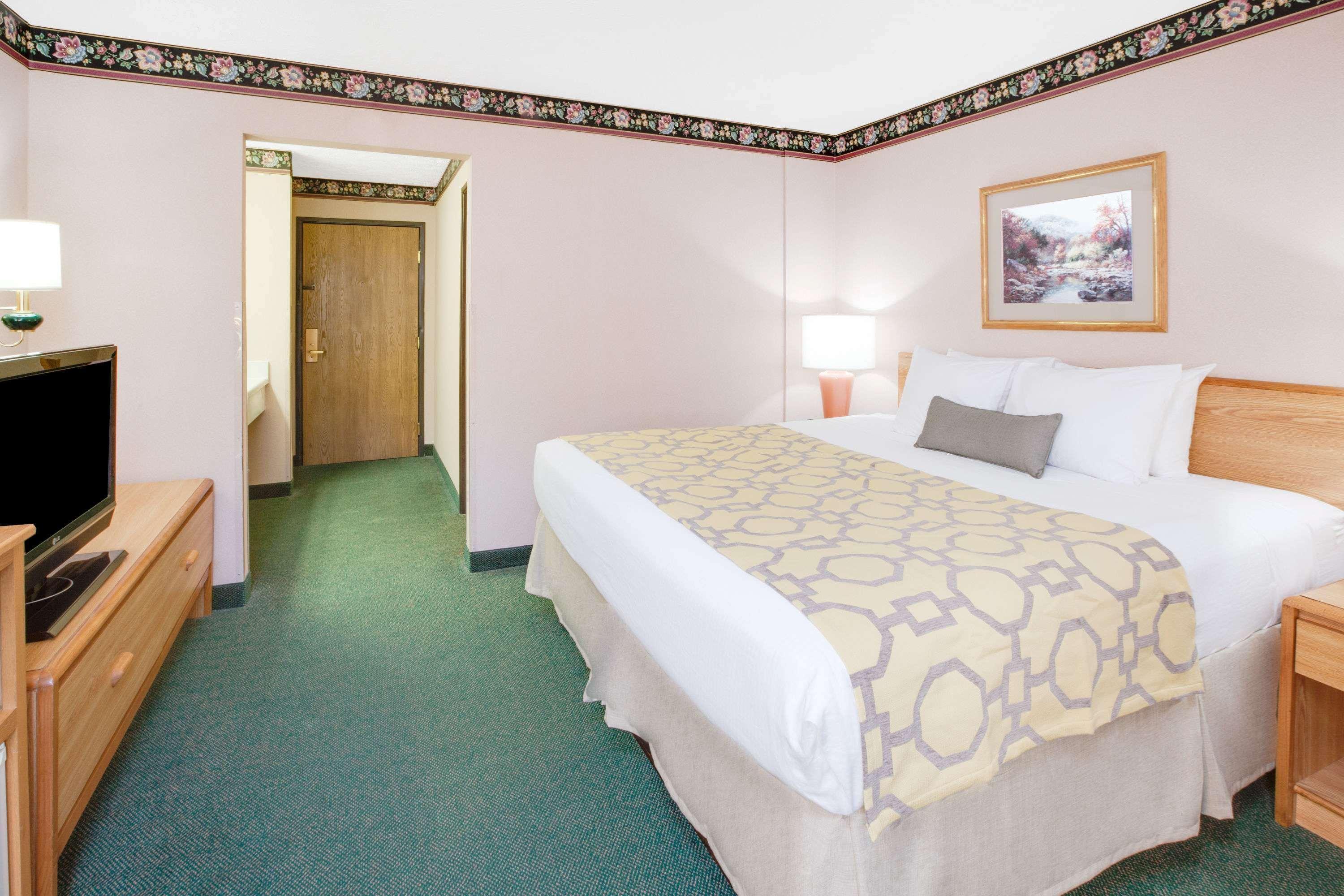 Baymont By Wyndham Traverse City Exterior photo