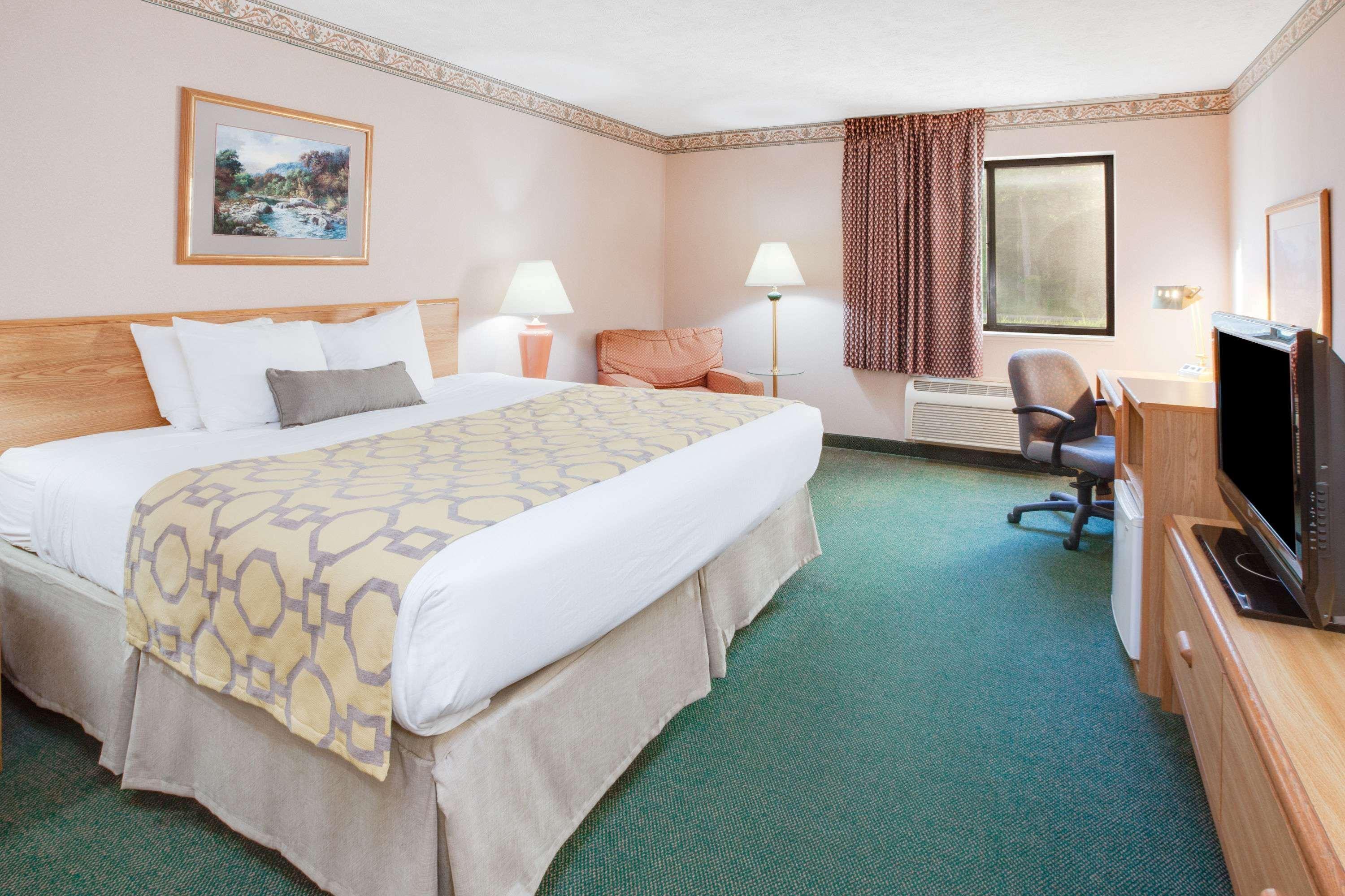 Baymont By Wyndham Traverse City Exterior photo