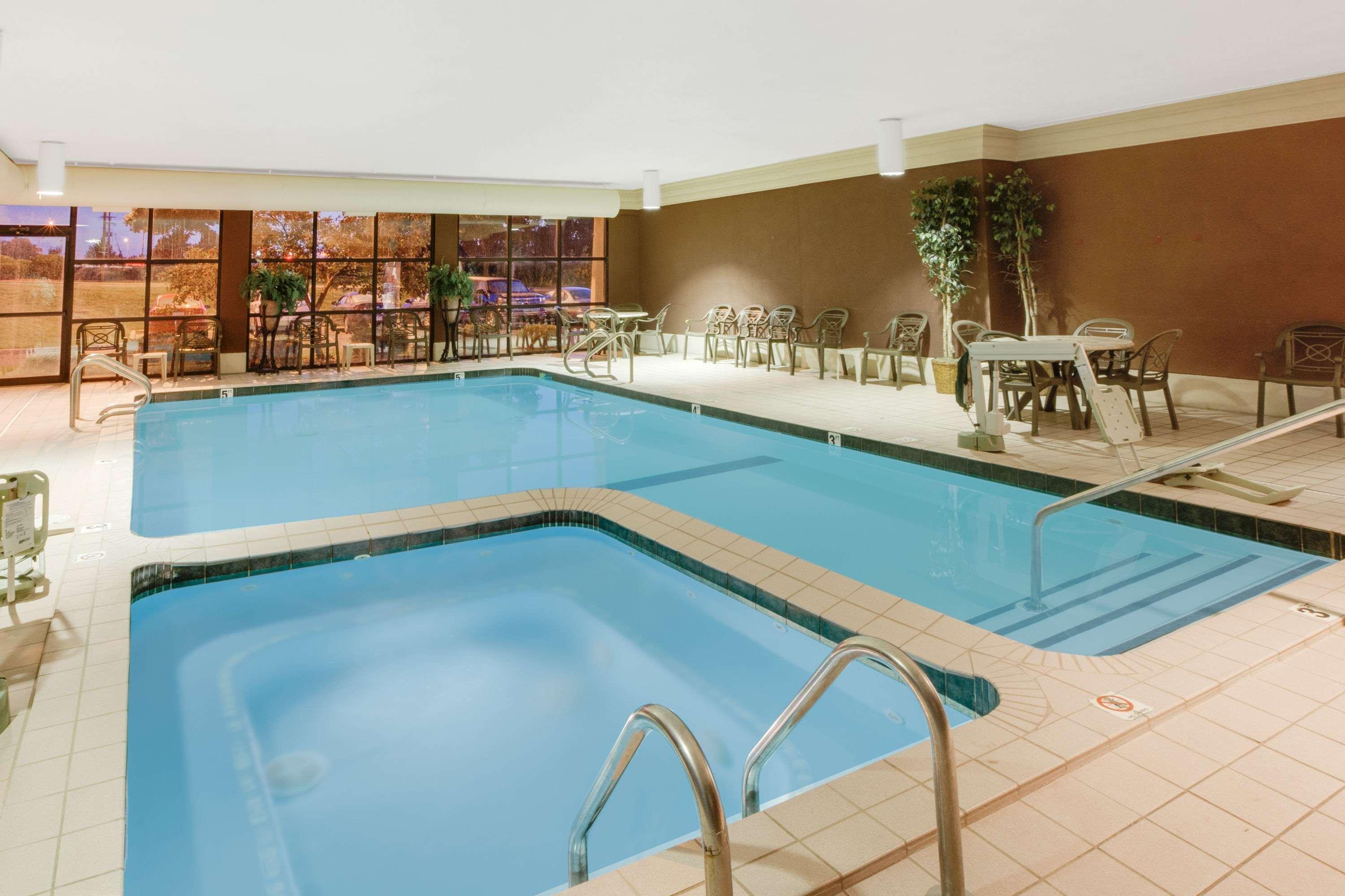 Baymont By Wyndham Traverse City Exterior photo