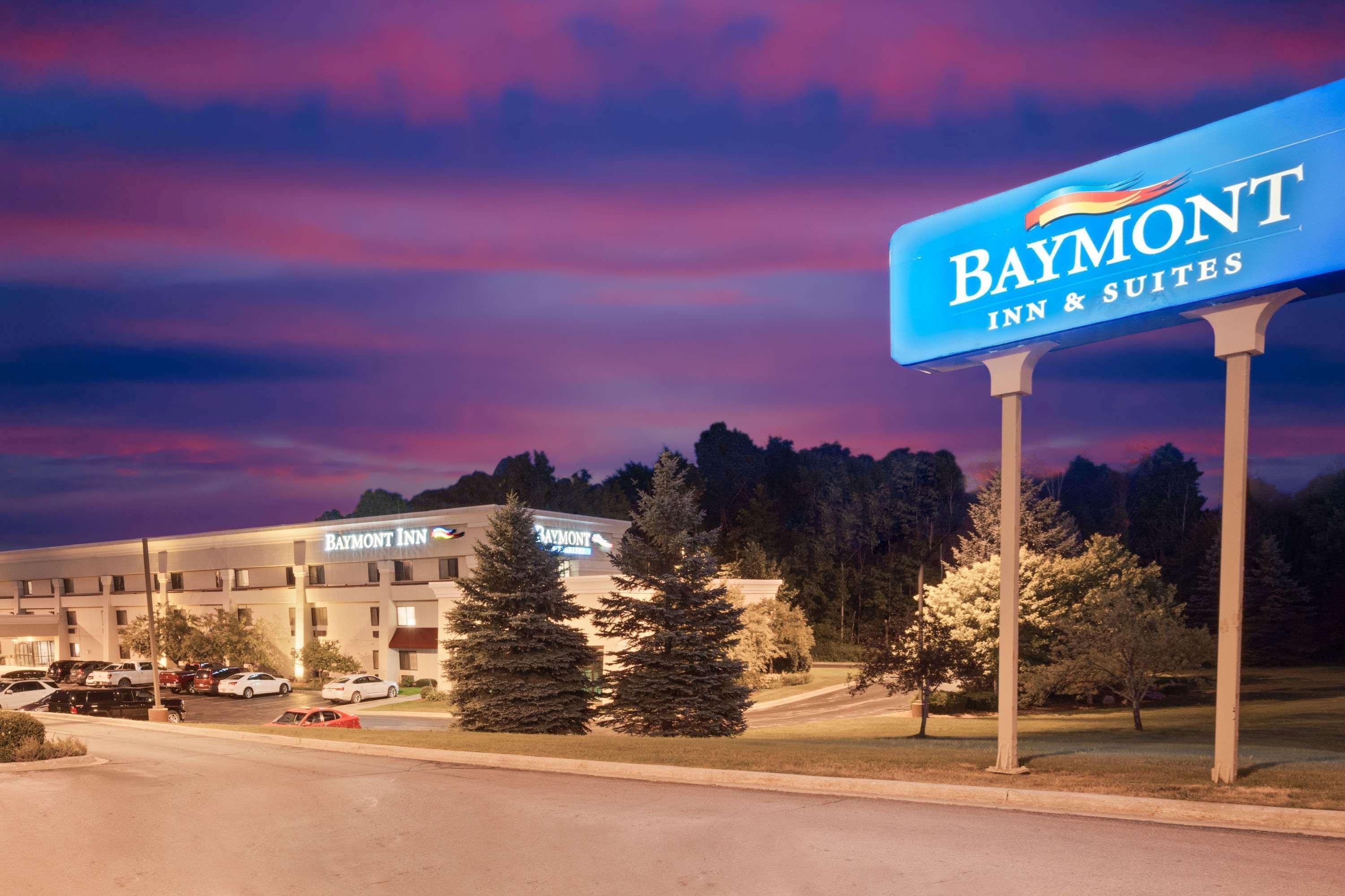 Baymont By Wyndham Traverse City Exterior photo
